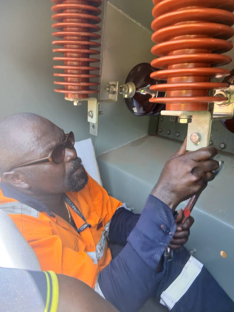 Instrumentation work on HV insulators
